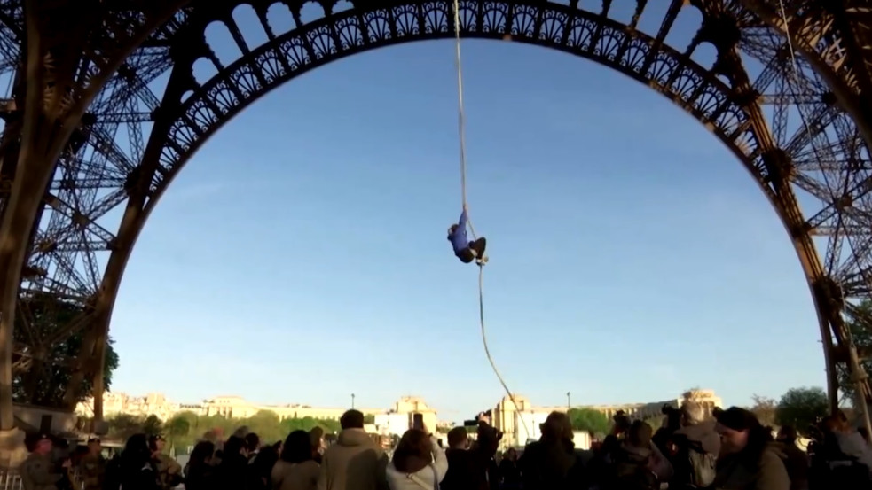 Megdöntötték a kötélmászás világrekordját az Eiffel-torony megmászásával  - videó