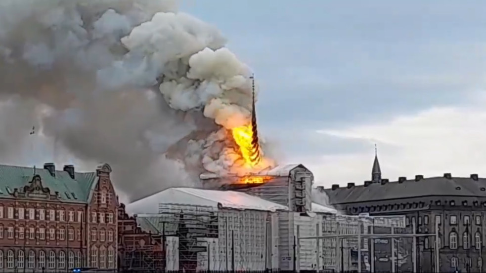 Dánia Notre-Dame pillanata: lángokban áll Koppenhága történelmi tőzsdéje - videó