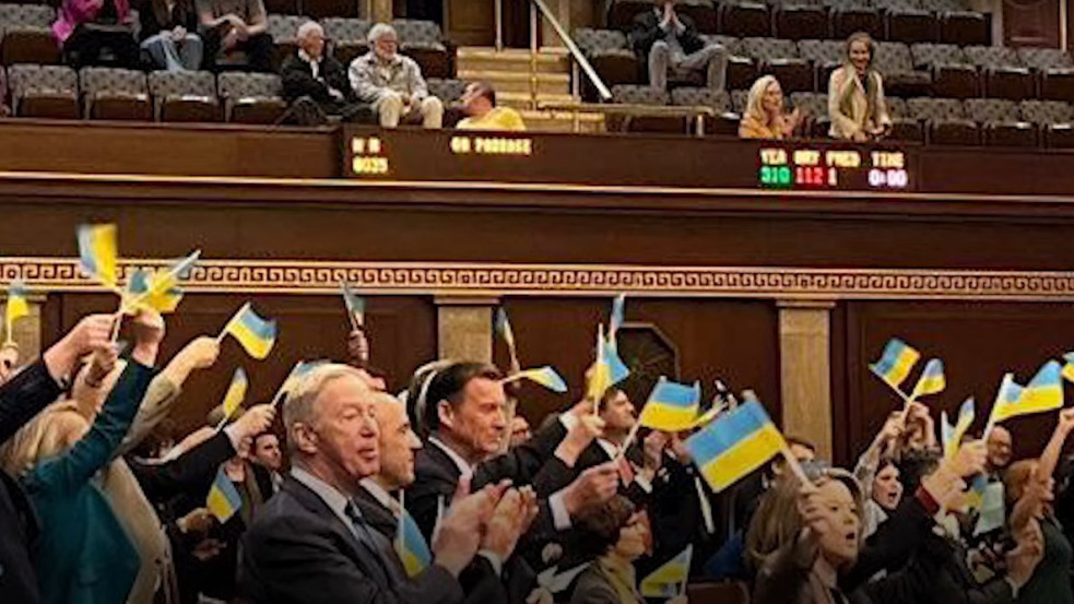 Videó: Ukrán zászlókat lengetve fogadták el a Képviselőházban a Zelenszkijéknek szánt gigatámogatást