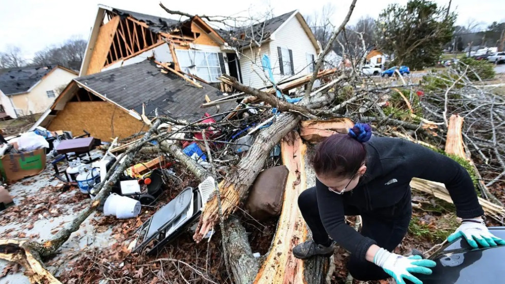 „Megéri imádkozni” -10 centire kerülte el a tornádó egy amerikai lelkészt és feleségét
