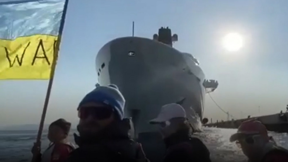 Gumicsónakos aktivisták próbálták megakadályozni Abramovics jachtjának kikötését