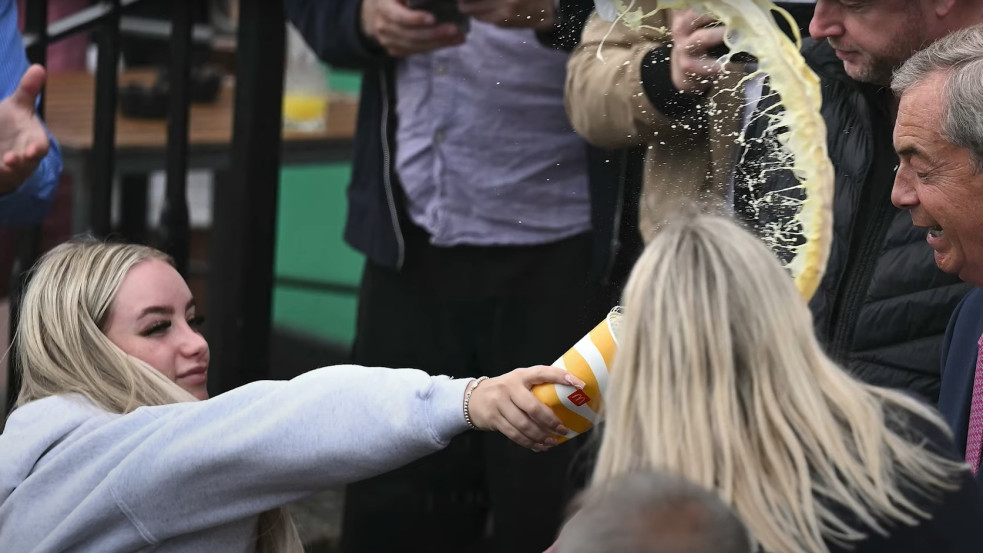 Videó: banános turmixszal öntötték arcon Nigel Farage-t