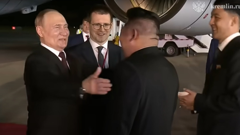 Akár egy vígjátékban: Túludvariaskodta egymást Putyin és Kim Dzsongun a limuzinnál - felvétel
