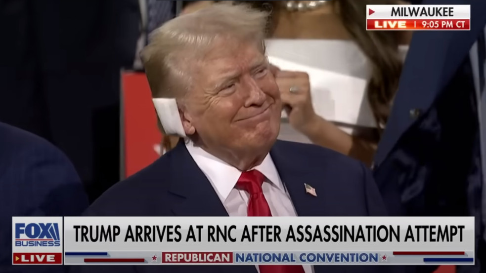 Kötéssel a fülén, hatalmas ováció keretében jelent meg Trump a republikánus nagygyűlésen