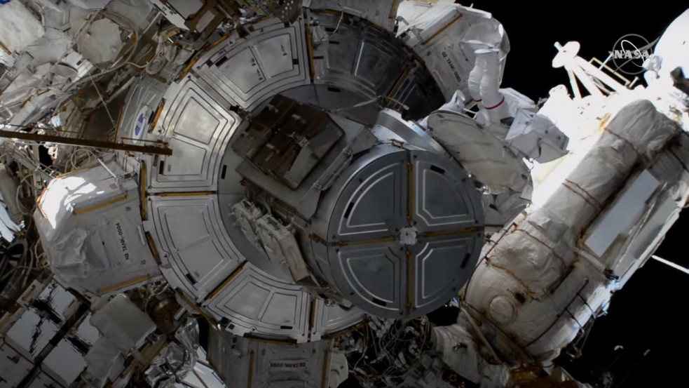 Izgalmasan alakult a Nemzetközi Űrállomás asztronautáinak hétórás űrsétája  - videó