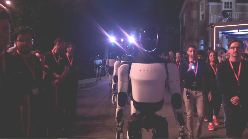 Bizarr és ijesztő: Bemutatták Elon Musk humanoid robotseregét