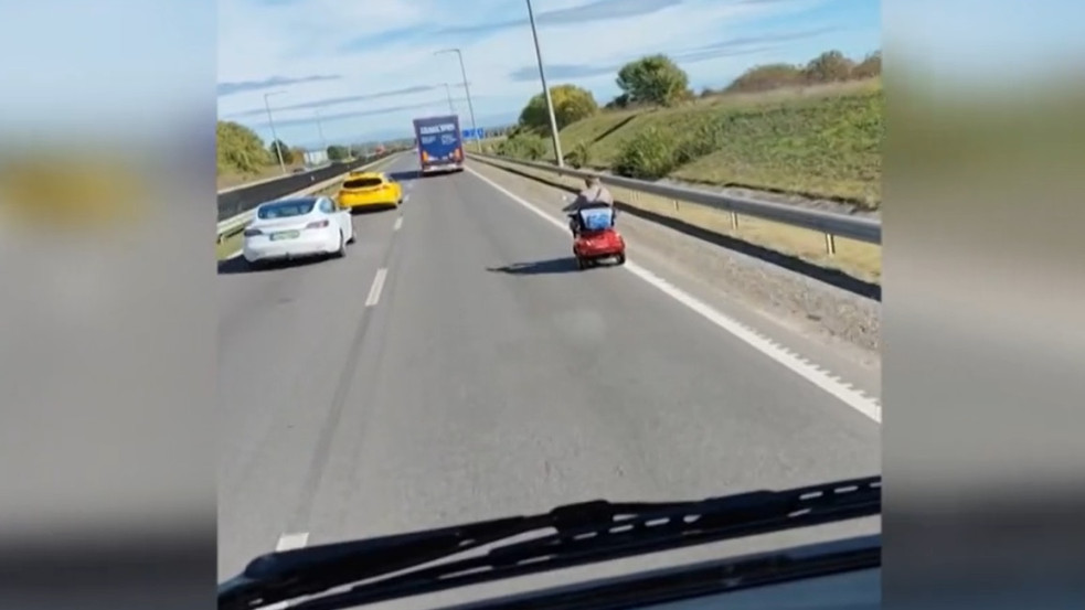 Videó: Elektromos kerekesszékkel hódította meg az M4-est egy idős férfi
