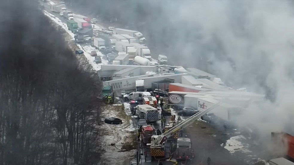 (18+) Óriási tömegkarambolt okozott a hóvihar egy pennsylvaniai autópályán