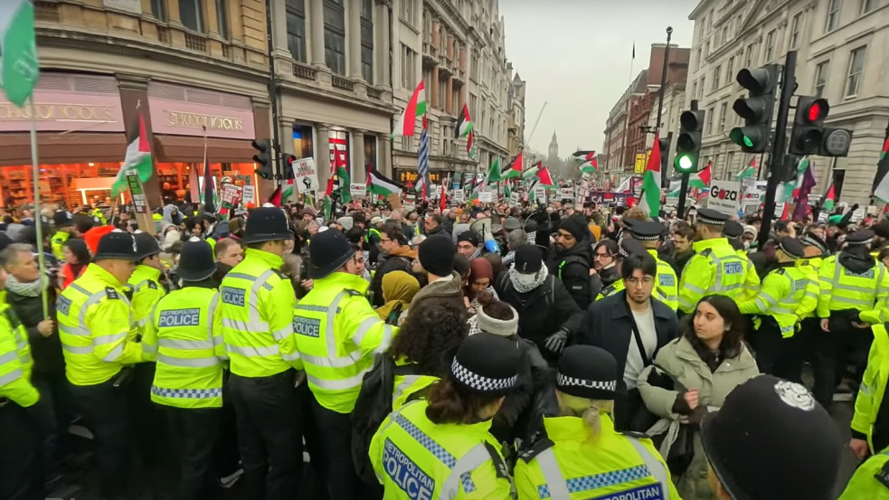 Eldurvult a tömeg: Közel 80 embert kellett őrizetbe venni a londoni palesztinpárti tüntetésen
