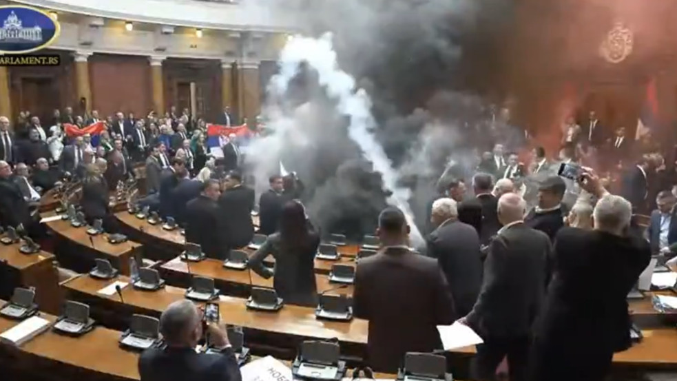 Videó: Füstbombákkal estek egymásnak a képviselők a szerb parlamentben