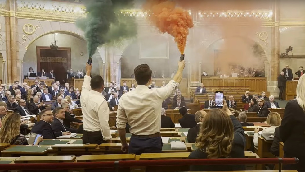 Videó: Elszabadultak az indulatok a Pride-törvény miatt a parlamentben, füstbomba is előkerült