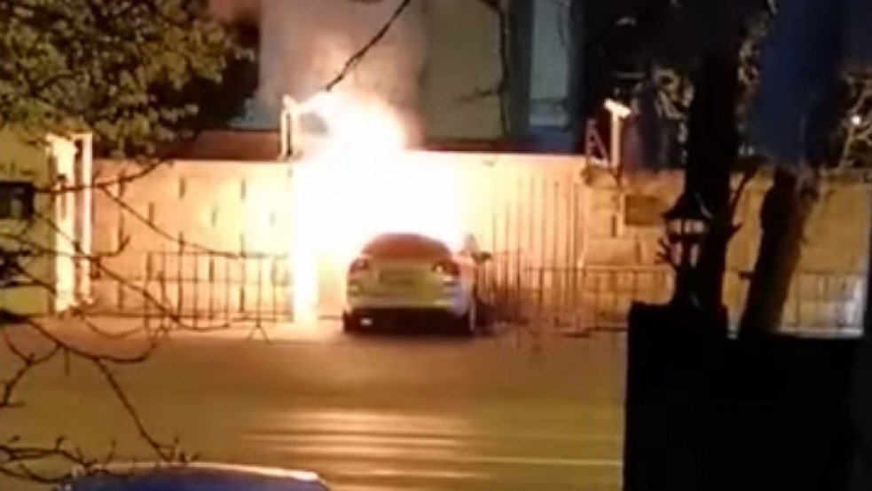 (18+) Autó hajtott a bukaresti orosz nagykövetség kerítésének, a szándékosságot még vizsgálják