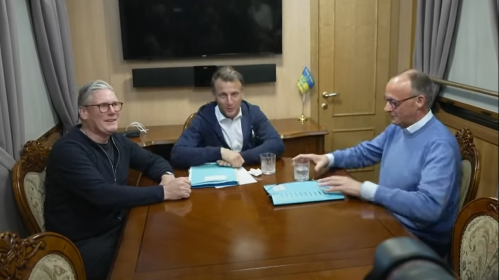 Kokainos tasak vagy egyszerű zsepi? A fél világ találgatja mi van Macronék előtt az ukrajnai vonaton
