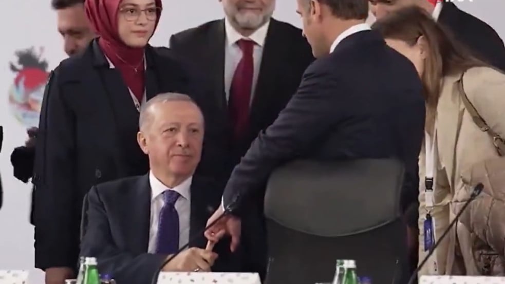 Bizarr videó: Erdogan nem akarta elengedni Macron ujját