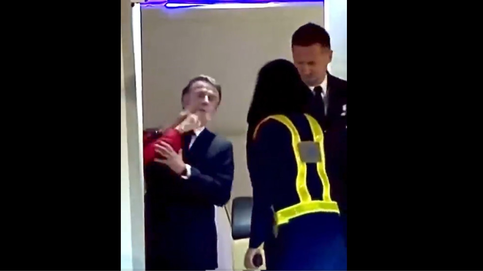 Macron a „pofozós” videóról: Viccelődtünk a feleségemmel, ahogy azt gyakran tesszük