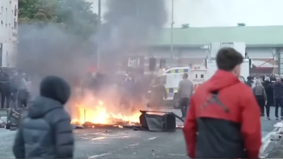 Téglák, Molotov-koktélok és petárdaeső: heves zavargások törtek ki Észak-Írországban