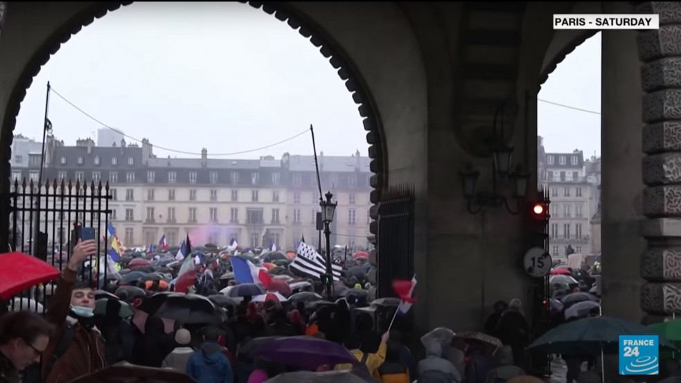 "Mi fogunk bosszantani téged!" - Százezren vonultak utcára a hétvégén Macron csípős megjegyzése után