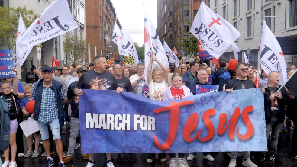 Több ezer keresztény ünnepelte Jézust Belfast utcáin - videó