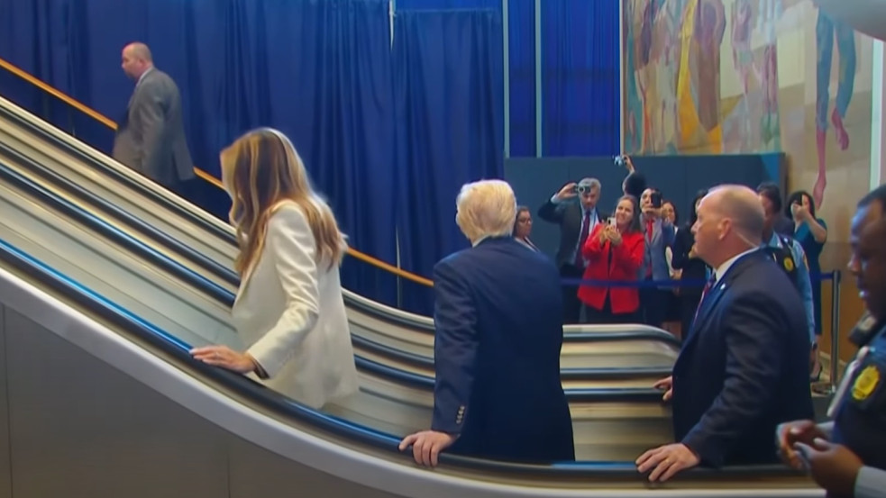 Vizsgálatot követel a Fehér Ház, miért állt le a mozgólépcső Trump és a first lady alatt az ENSZ-ben - videó