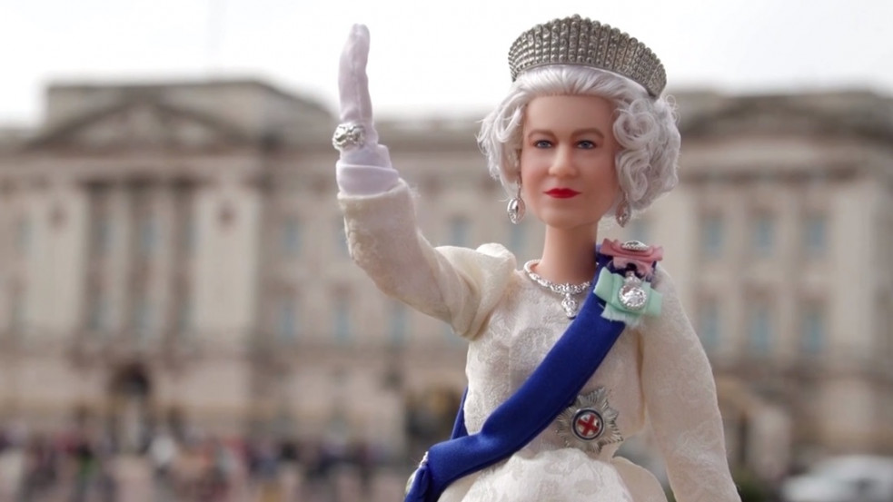 Saját Barbie-babát kapott a 70 éve uralkodó Erzsébet királynő