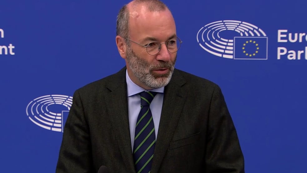 Manfred Weber a Hetek kérdésére üzent Orbán Viktornak a budapesti csúcsról