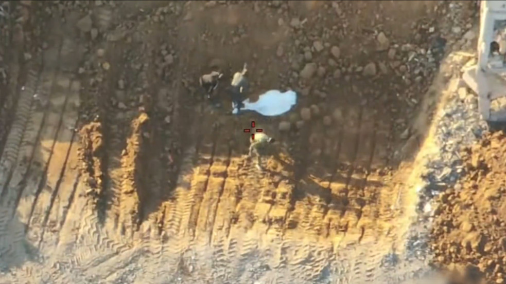 (18+) Megrázó videó: Így ássa el és játssza el a Hamász, hogy „megtalálták” az egyik izraeli túsz maradványait