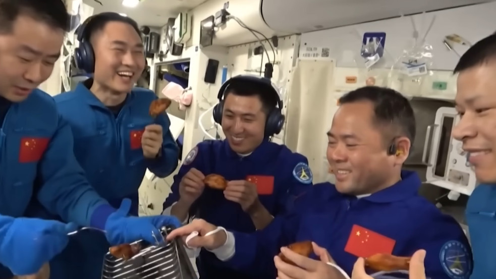Videó: Összehozták a történelem első űr-BBQ-ját a kínaiak