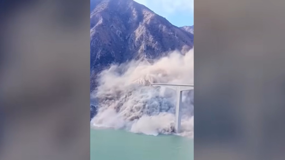 Videó: Így omlott össze az idén átadott híd Kínában