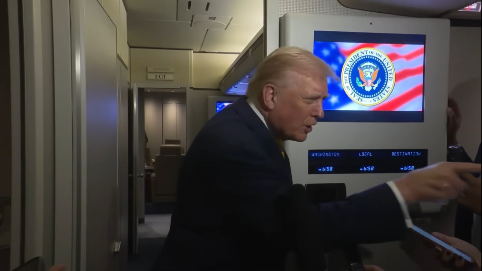 „Csendet, röfi” – vágta oda Trump a riporternőnek az Air Force One-on