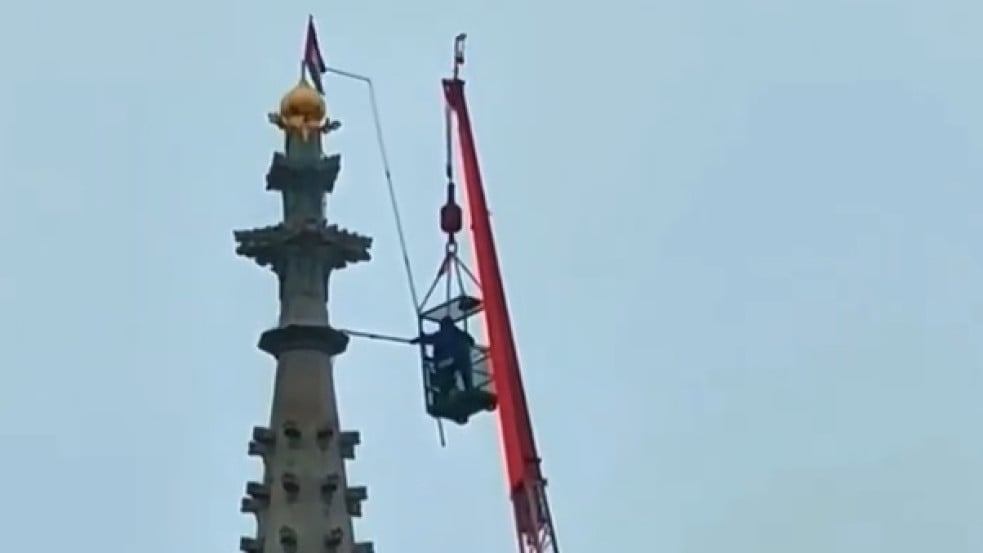 Palesztin zászlókat tűztek ki egy bécsi templom tetejére