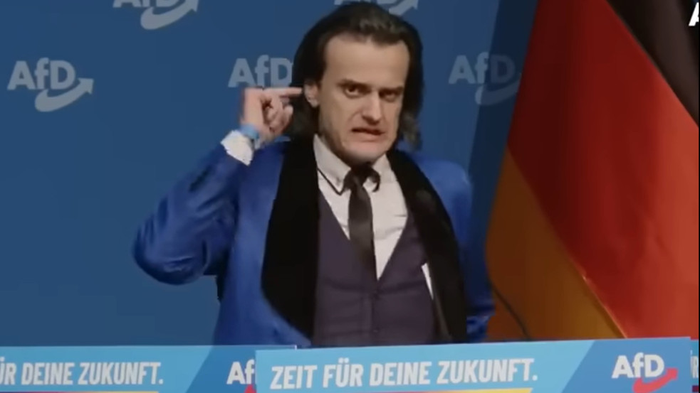 Videó: Hitlert utánozva mondott beszédet az AfD tagja, kizárják a pártból