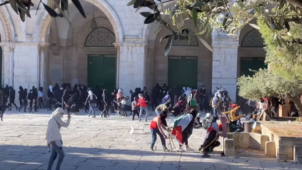 Ismét összecsaptak a palesztinok és az izraeli rendfenntartók az Al-Aksza-mecsetnél