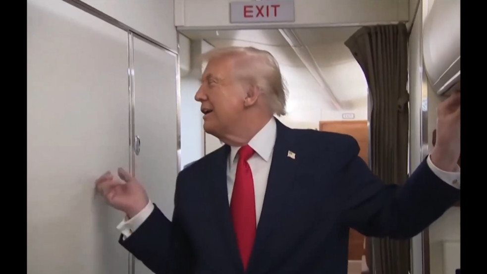 Videó: Trump miatt nem tudott kijutni a mosdóból az Air Force One-on a személyzet egyik tagja