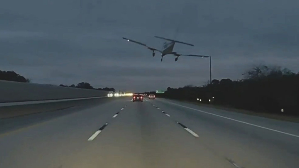 Videó: Kisrepülő csapódott egy autópályán haladó kocsiba Floridában