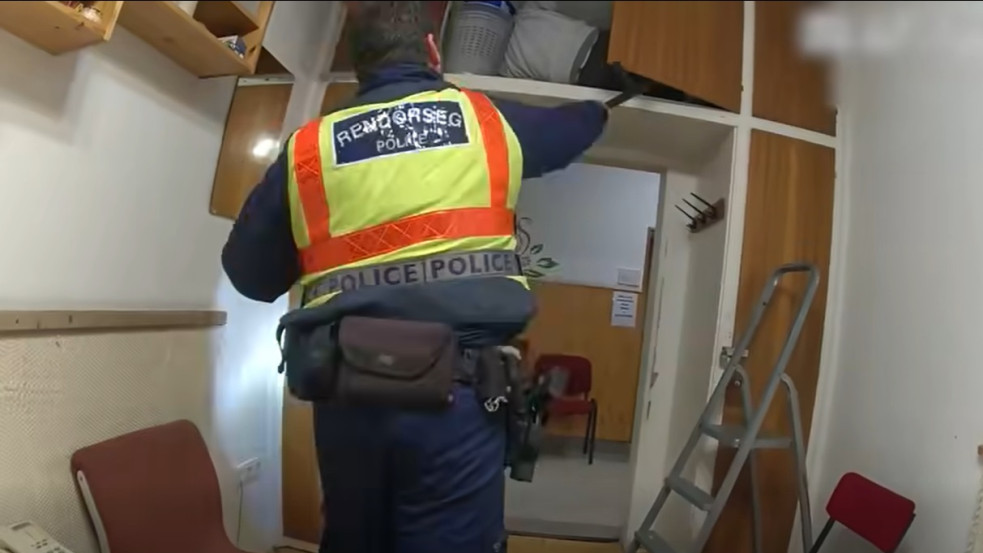 Videó: A szekrényben aludt el a betörő egy zuglói kollégiumban