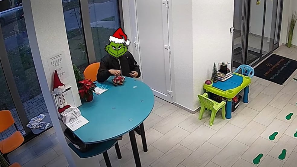 Videó: Grincs lecsapott az összes szaloncukorra az egyik szolnoki mosodában