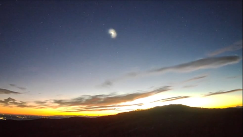 Furcsa, mozgó fénygömböt észleltek Magyarország egén - ez áll a háttérben