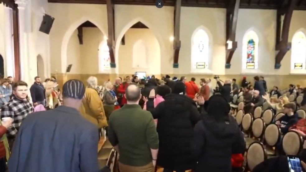 Baptista istentiszteletet szakítottak félbe a bevándorlási hivatal ellen tüntetők Minneapolisban - felvétel