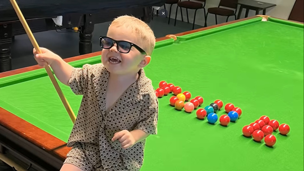 Videó: 2 éves kisfiú állított fel két Guinness-rekordot snookerben