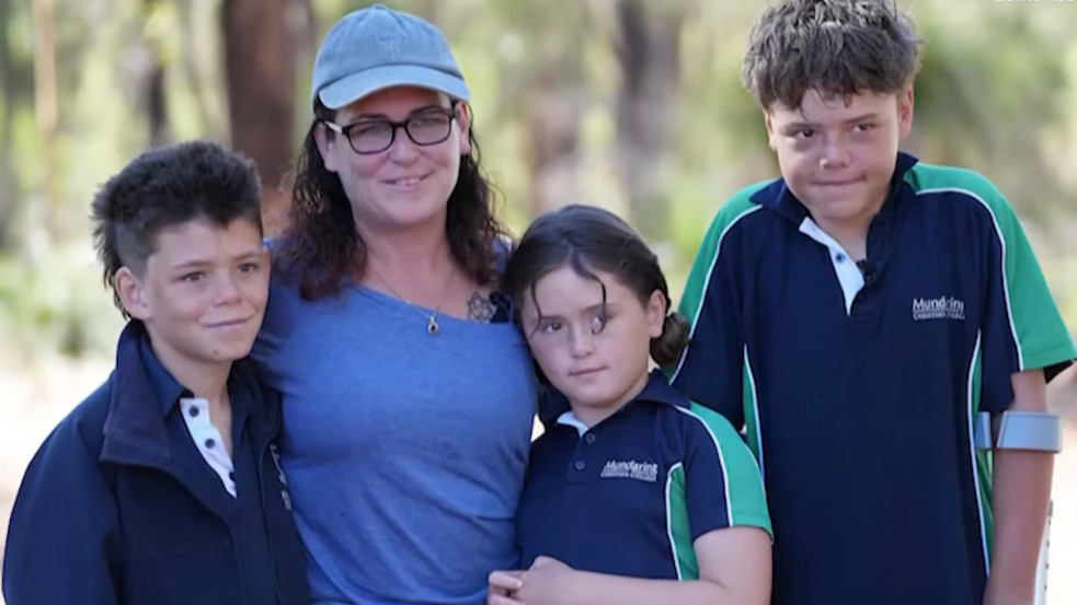 4 órán át úszott a hős kisfiú a tengeren, hogy megmentse családját