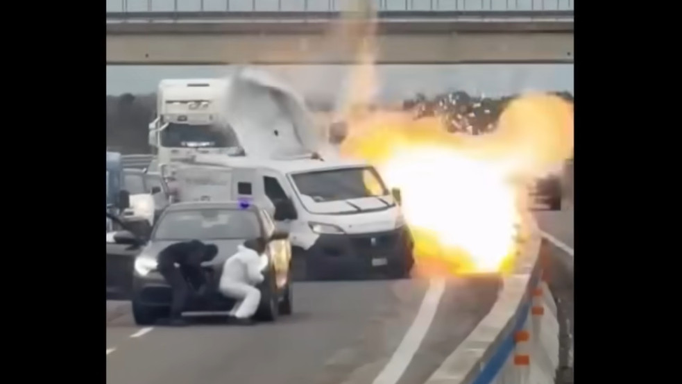 Videó: Gépfegyverrel és robbanószerrel támadtak egy pénzszállítóra az autópályán fényes nappal