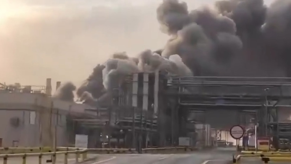 Percről percre: a Hezbollah is beszállt a háborúba, dróncsapás érte a Saudi Aramco olajfinomítót