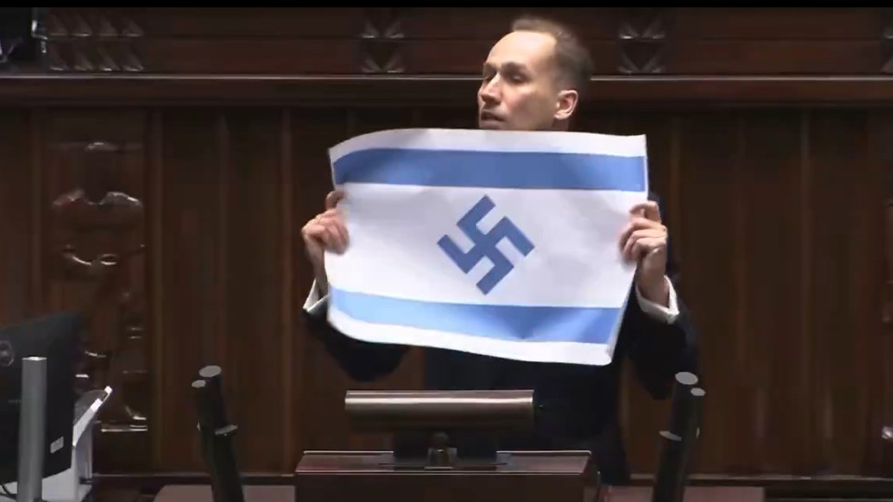 Horogkeresztes izraeli zászlót mutogatott egy szélsőjobbos képviselő a lengyel parlamentben