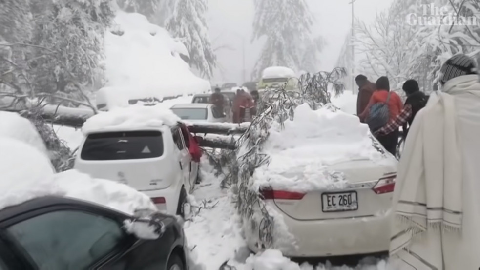 Közel ezer autó esett a hó fogságába Pakisztánban: sokan megfagytak és megfulladtak