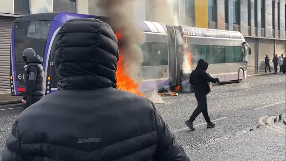 Sorra robbannak ki a zavargások Észak-Írországban, egy késelés miatt forrnak az indulatok