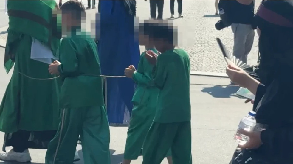 Botrány Berlinben: 40 fokos melegben, kötélen vezettek gyerekeket az iszlamista felvonuláson