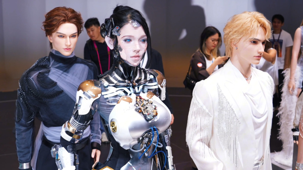 Humanoid társrobotokat mutatott be a kínai UBTech