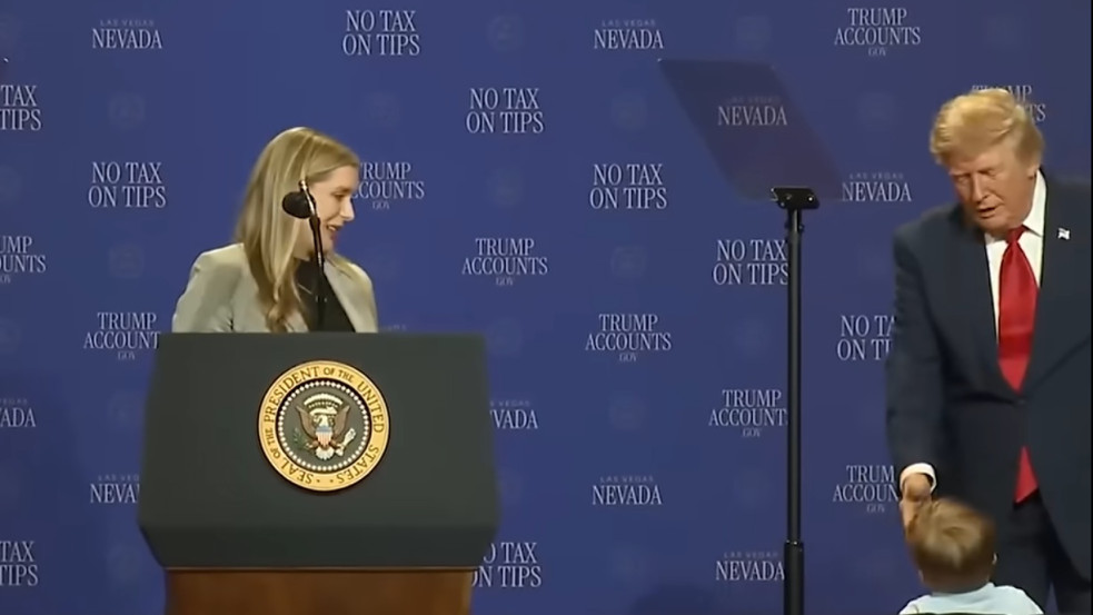 „Nem akarom, hogy Biden legyen és leessen” – Trump állította meg a színpadról lelépni készülő kisfiút