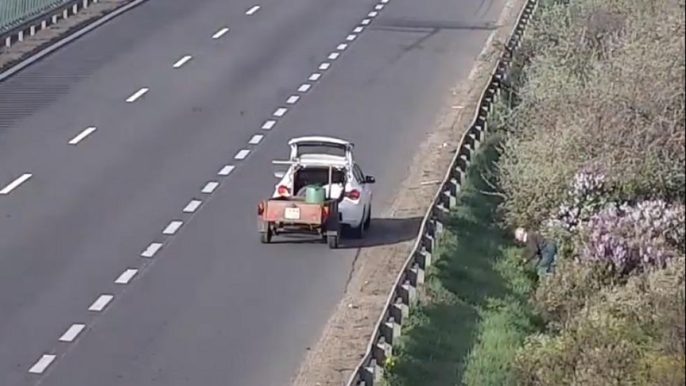 Megállt orgonát szedni egy bácsi az M1-es besorolósávjában – videó