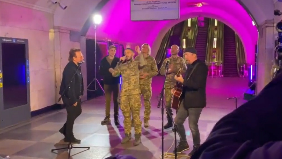 Bono meglepetéskoncertet adott a kijevi metróban - videó